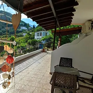 On The Rocks Bed & Breakfast Qeparo